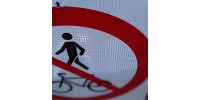 Panneau Accès est interdit aux piétons et bicyclettes